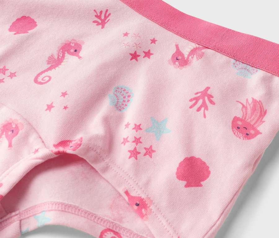 Nahaufnahme von rosa Unterwäsche mit Meerestier-Motiven.