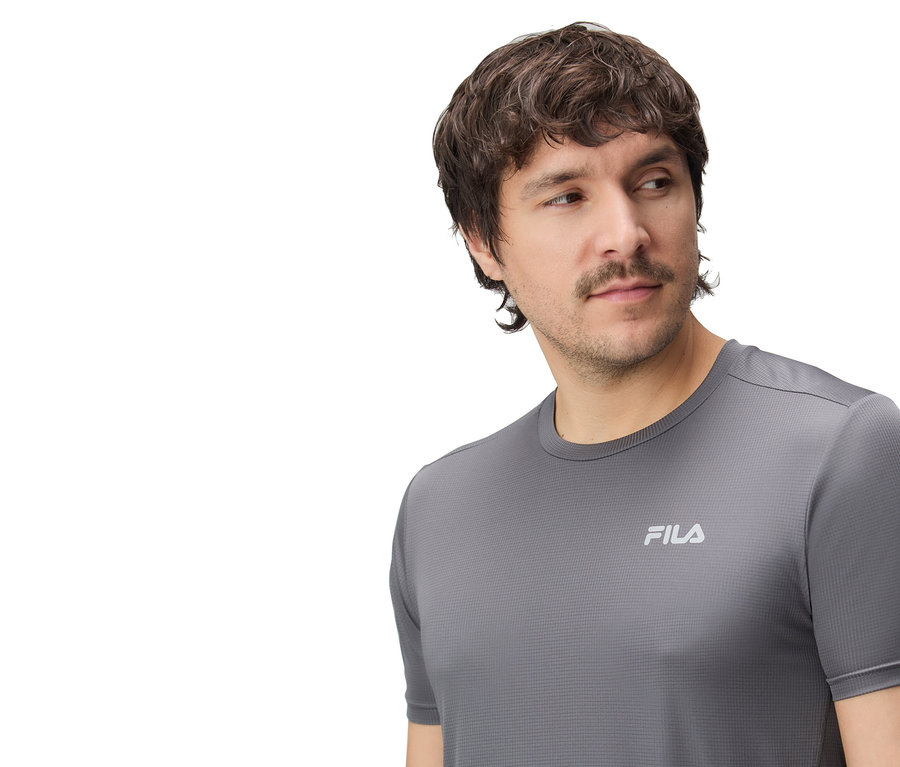 Mann trägt ein graues Fila T-Shirt.