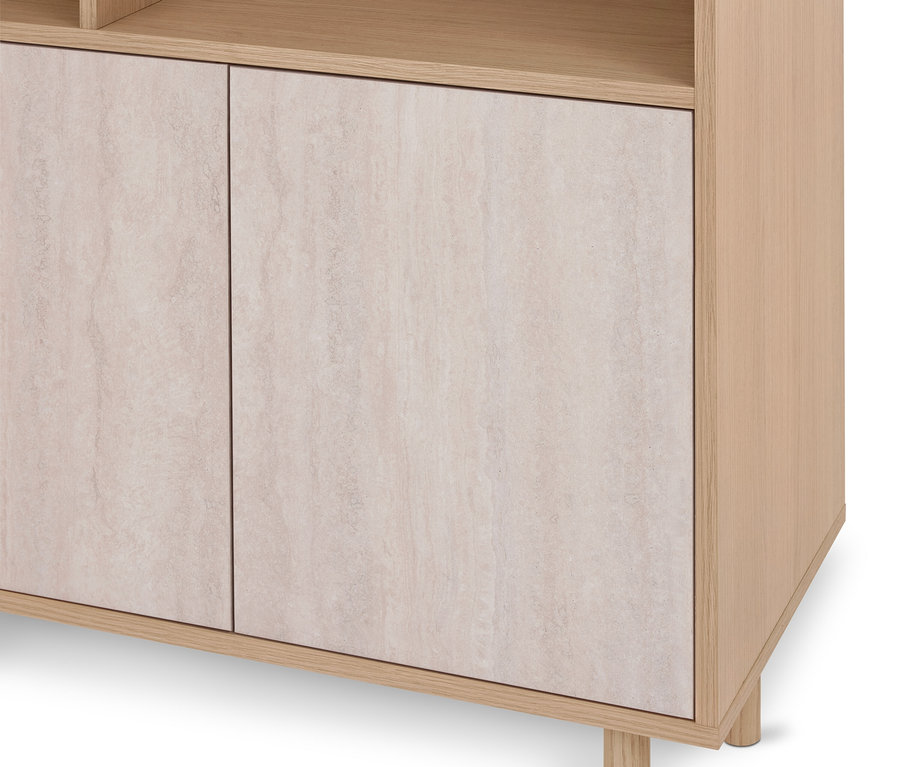 Heller Holzschrank mit zwei hellbeigen Türen in Steinoptik, stehend auf kurzen Holzbeinen.