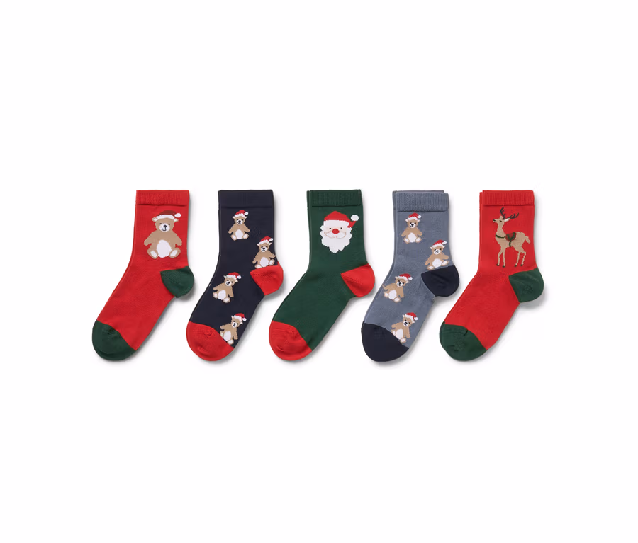 Fünf Paar Kinderweihnachtssocken mit verschiedenen Motiven: Teddybär, Weihnachtsmann und Rentier.