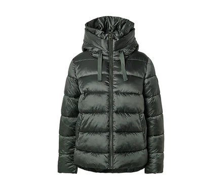 Dunkelgrüne Steppjacke mit hohem Stehkragen, Kapuze und Reißverschluss.