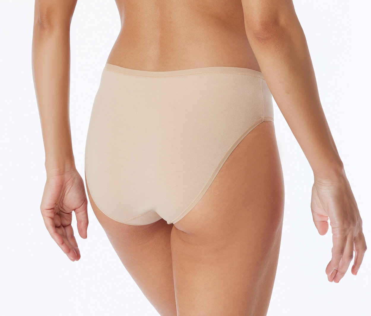 Rückansicht einer Person, die einen hellbeigen, hoch geschnittenen Slip vor weißem Hintergrund trägt.