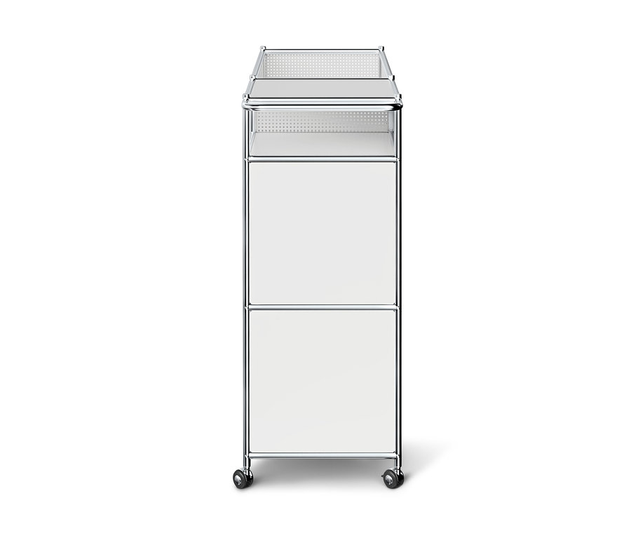 Schmaler, weißer Rollcontainer mit Chromgestell, zwei geschlossenen Fächern unten und zwei offenen Ablagen mit gelochtem Boden oben, auf Rollen.