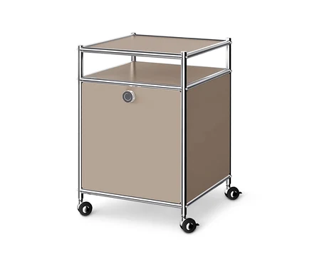 Ein hellbrauner Rollcontainer mit Chromrahmen, einer offenen oberen Ablage und einem geschlossenen Fach mit rundem silbernem Griff, auf vier schwarzen Rollen.
