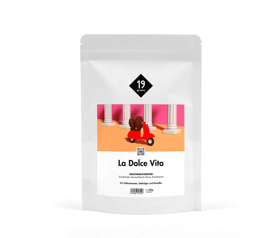 Verpackung "La Dolce Vita" Kaffeebohnen mit Illustration von Kaffeebohnen auf einem roten Roller vor Säulen.