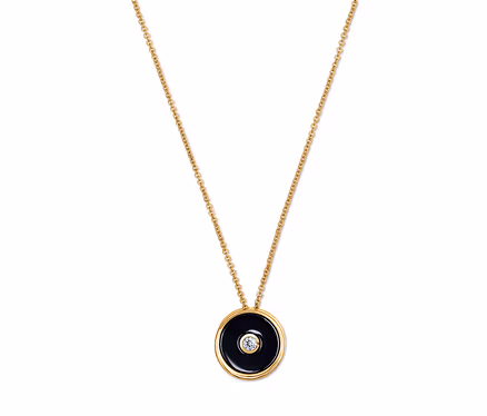 Goldene Halskette mit schwarzem, rundem Anhänger und kleinem Diamanten in der Mitte.