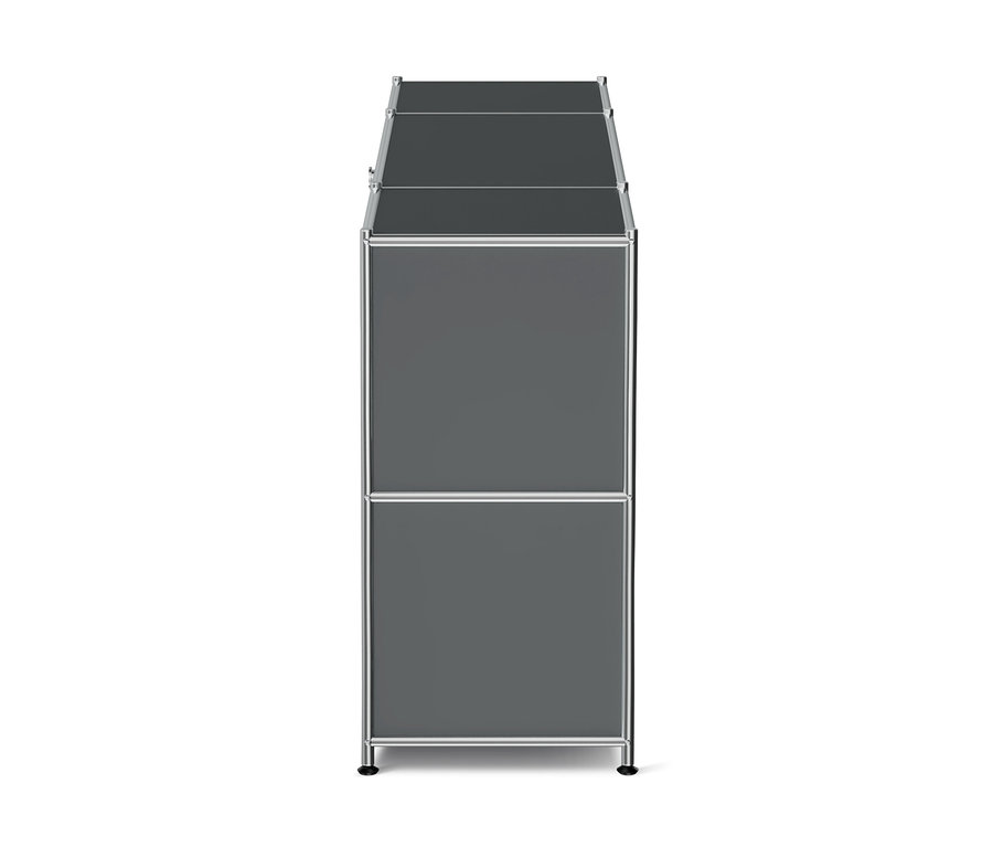 Hoher, schmaler, dunkelgrauer Modulschrank mit silbernem Rahmen, der zwei übereinanderliegende Fächer an der Seite und eine geteilte Oberseite zeigt, auf kleinen schwarzen Füßen stehend.