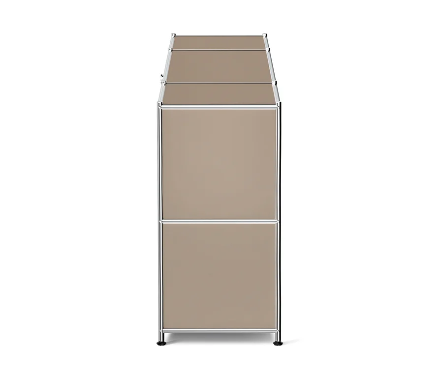 Hoher, schmaler Modulschrank mit Chromrahmen, zwei beigefarbenen Paneelfächern und einer beigen Oberfläche, auf schwarzen Füßen stehend.