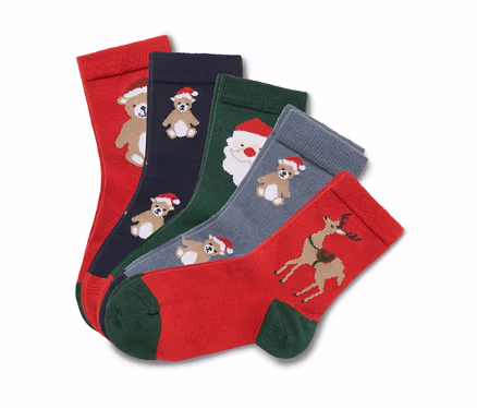 Fünf Paar Weihnachtssocken mit Bären-, Weihnachtsmann- und Rentier-Motiven.
