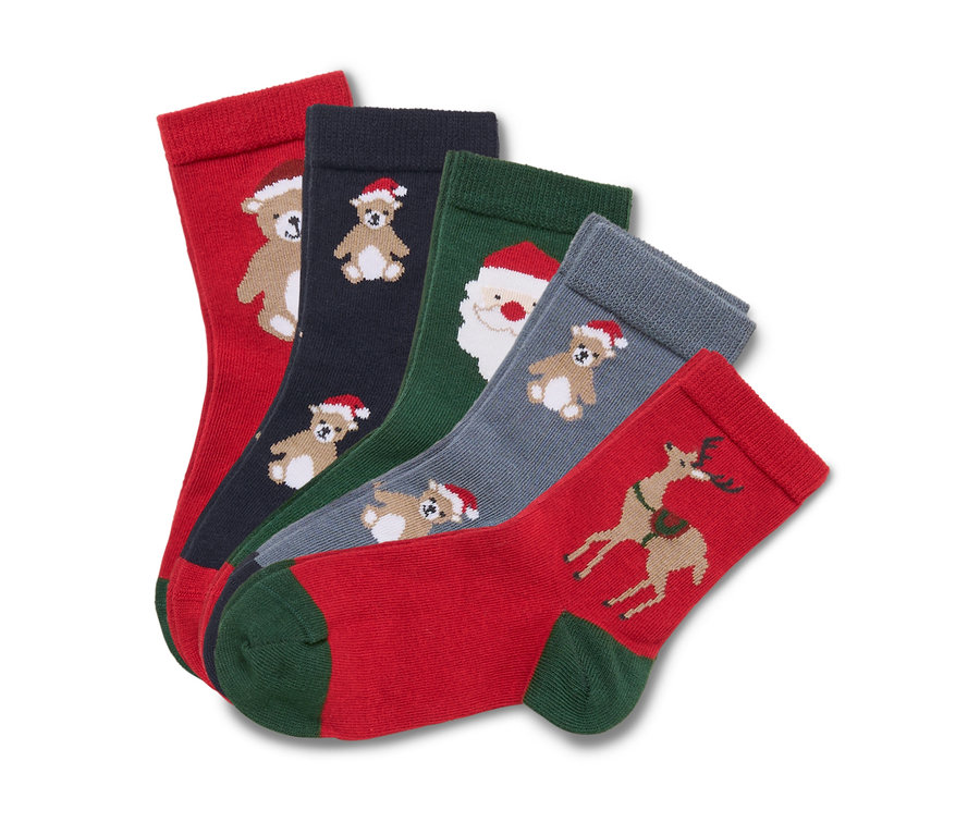 Fünf Paar Weihnachtssocken mit Bären-, Weihnachtsmann- und Rentier-Motiven.