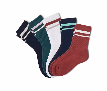 Fünf Paar Socken in Marineblau, Grün, Weiß und Burgunderrot liegen übereinander und zeigen jeweils zwei horizontale Streifen.