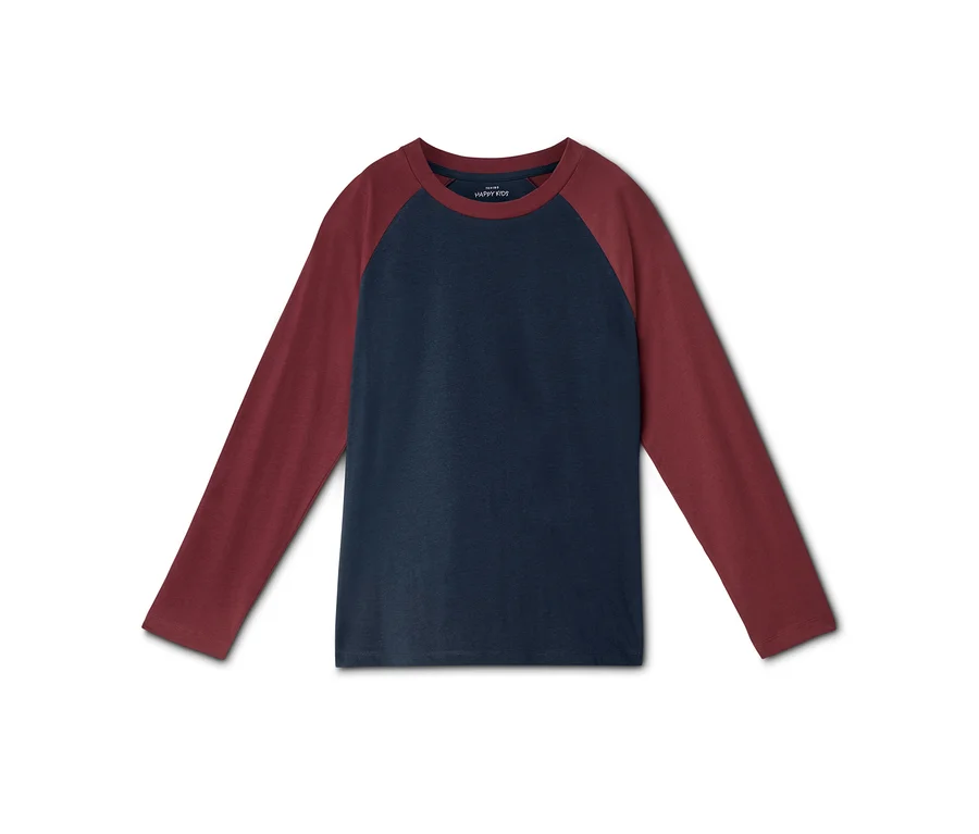 Langärmliges Raglan-Shirt mit dunkelblauem Rumpf und weinroten Ärmeln, mit einem kleinen „HAPPY KIDS“-Etikett am Kragen.