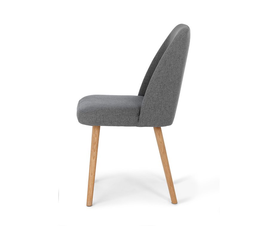 Seitenansicht eines gepolsterten Esszimmerstuhls mit Holzbeinen.