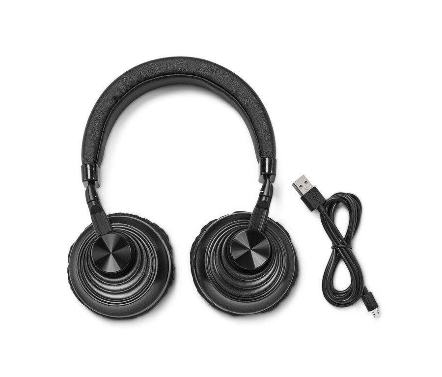 Schwarze On-Ear-Bluetooth®-Kopfhörer mit Kabel liegen auf einem weißen Hintergrund.