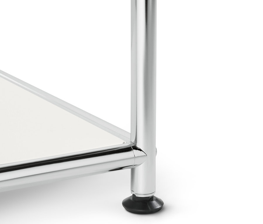 Detailaufnahme eines offenen, weißen Metallregals »CN3«.
