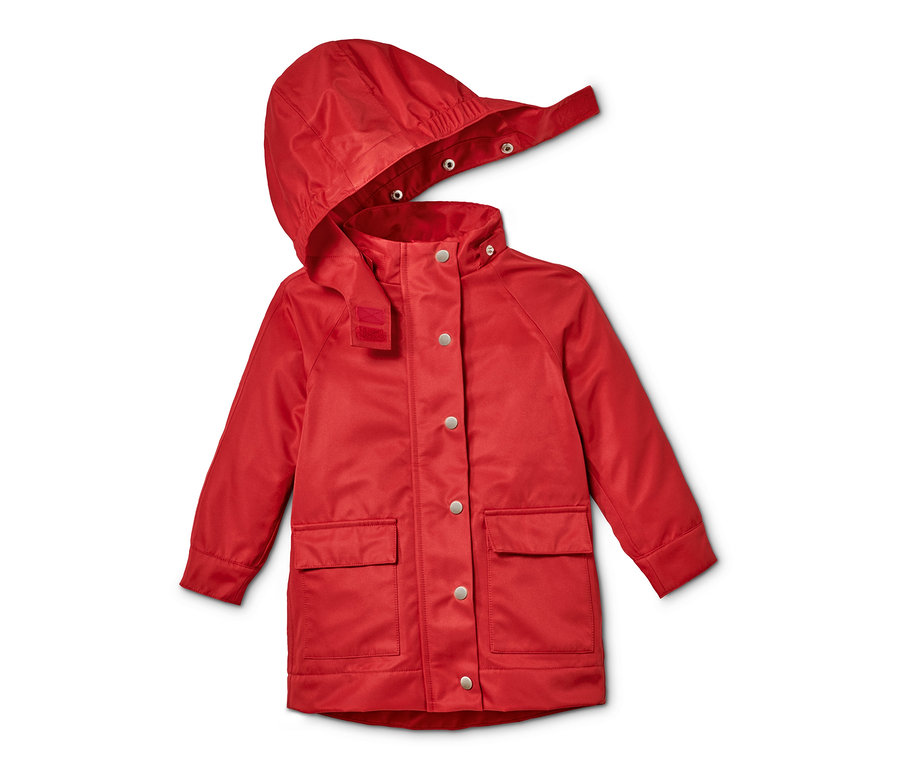 Eine rote Regenjacke mit Kapuze und silbernen Knöpfen.