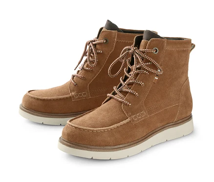 Braune Veloursleder-Boots mit Schnürsenkeln.