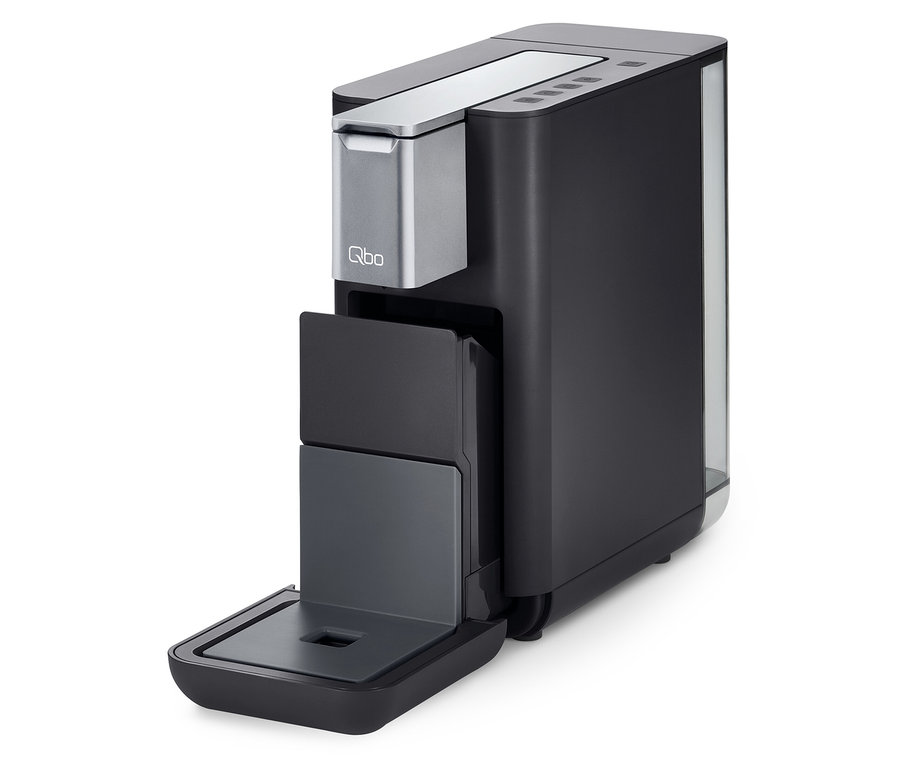 Eine schwarze Qbo ESSENTIAL Dark Stone Kaffeemaschine mit offenem Kapselbehälter.