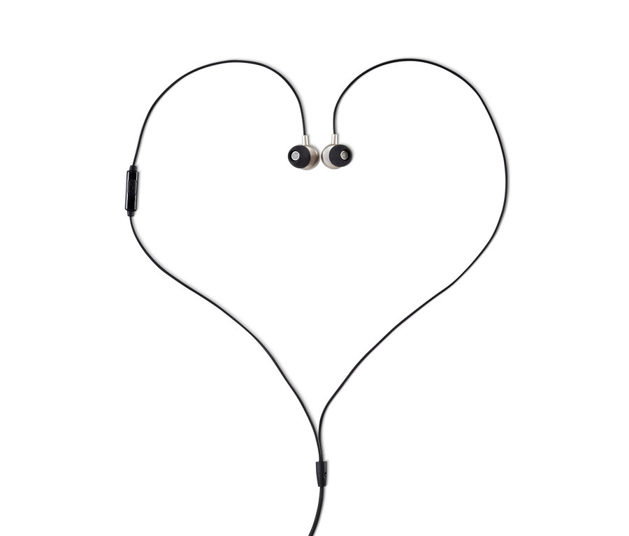 Schwarze In-Ear-Kopfhörer in Herzform.