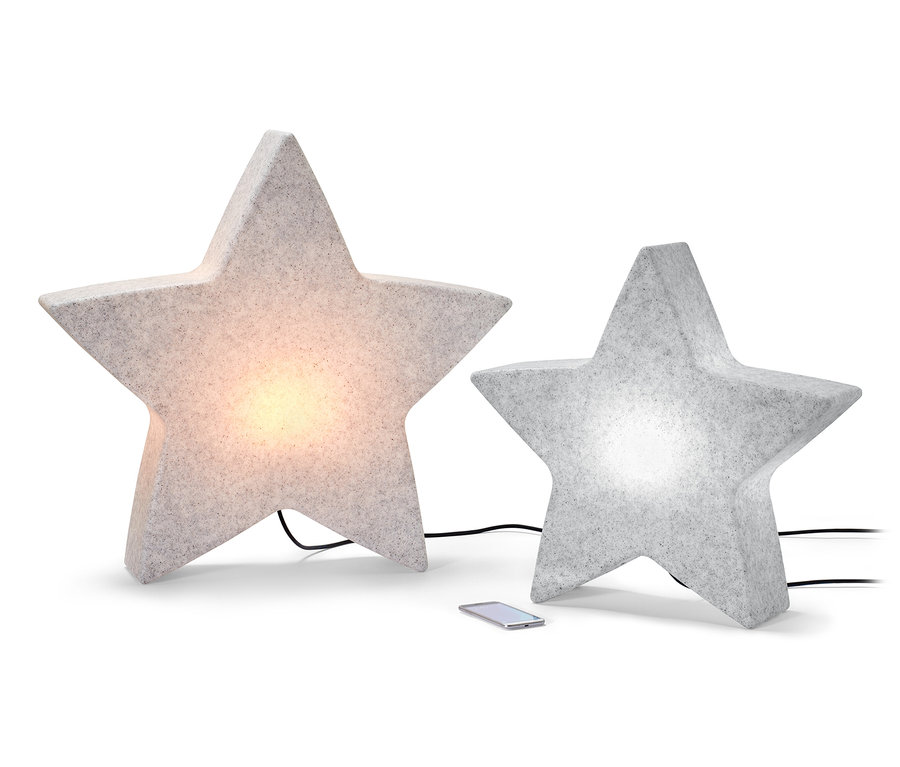 Zwei Smart-Outdoorleuchten »Stern«, eine in Größe L und eine in Größe S, stehen nebeneinander auf einem weißen Hintergrund. Dazwischen liegt ein Mobiltelefon.