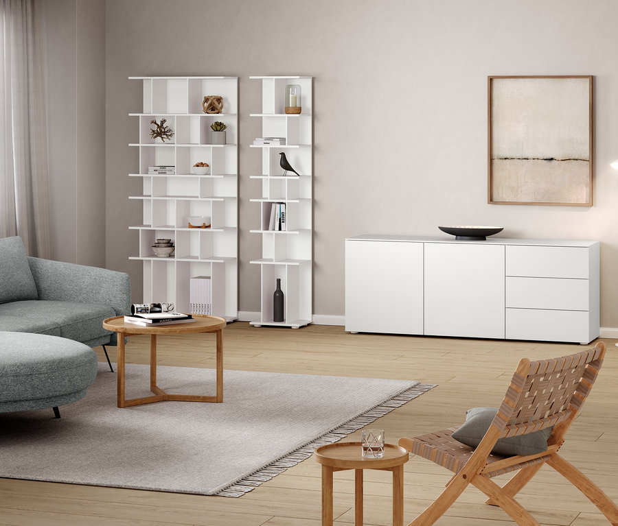 Wohnzimmer mit grauem Sofa, rundem Couchtisch, Sideboard, Regal, ca. 80 cm breit, und weißer Metall-Stehleuchte »Cale«.