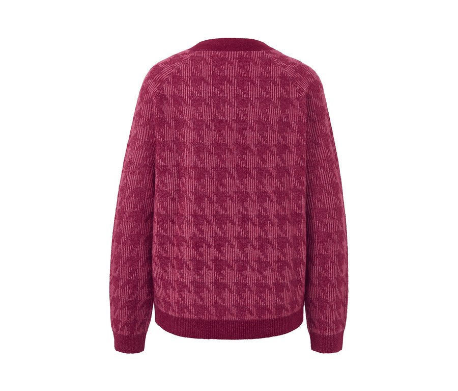 Detailansicht eines grob gestrickten Cardigans mit Hahnentritt-Jacquard.