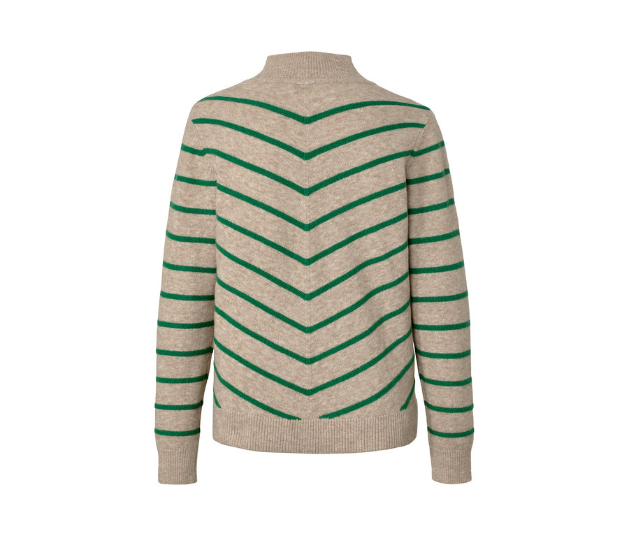 Detailansicht eines cremefarbenen, gestreiften Strickpullovers mit Stehkragen.