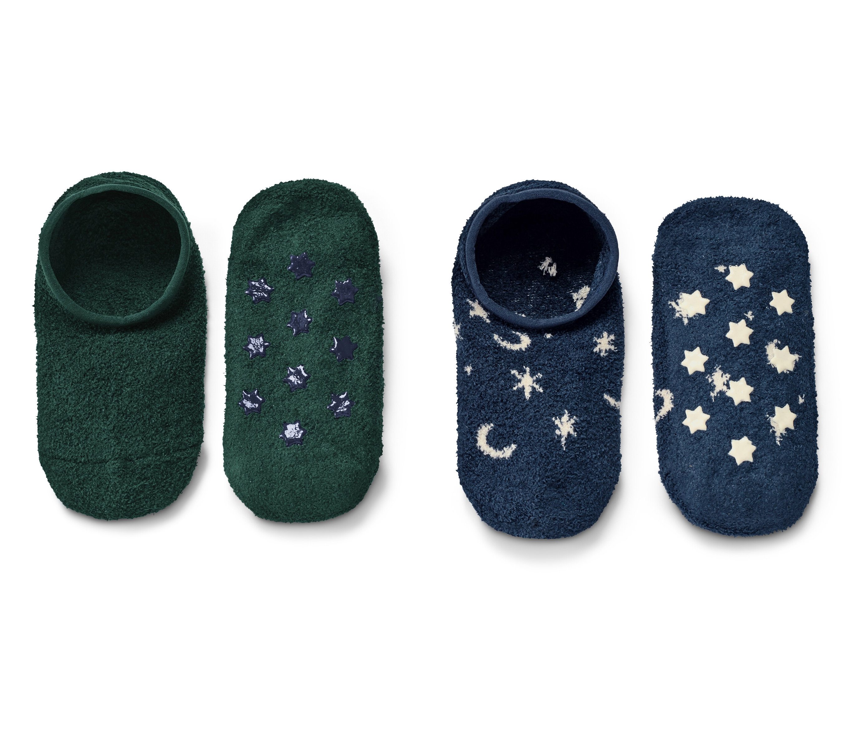 Zwei Paar Hausschuhslippersocken. Ein Paar ist grün mit dunkelblauen Sternen, das andere dunkelblau mit weißen Sternen und Monden.