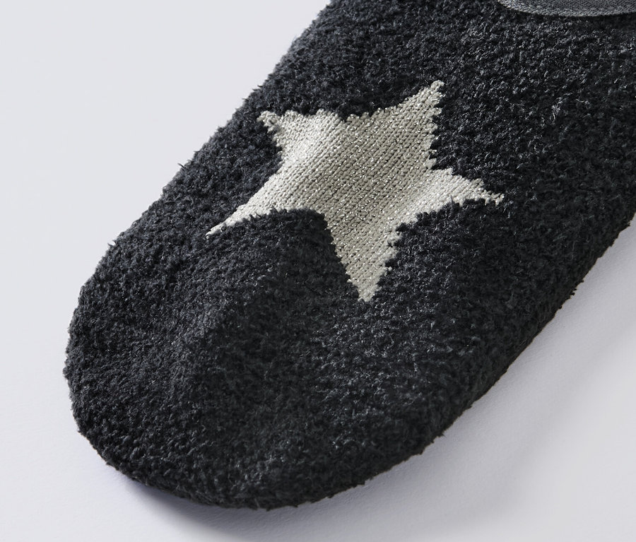 Detail einer schwarzen Hausschuhsocke mit grauem Stern, aus dem Produkt 2 Paar Hausschuhsocken.