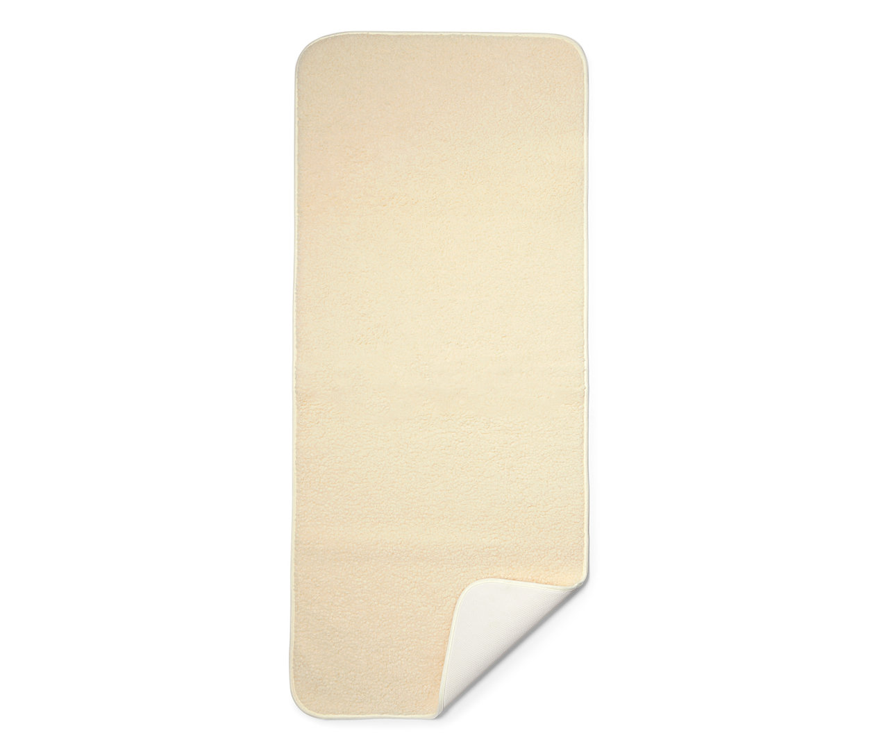 Eine beige Yogamatte mit Schurwolle liegt auf einem weißen Hintergrund.