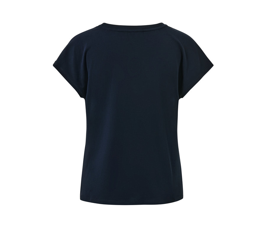 Dunkelblaues Sportshirt.