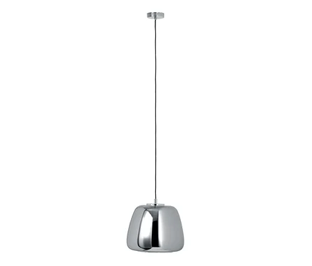 Eine Chrom-Pendelleuchte hängt von der Decke.