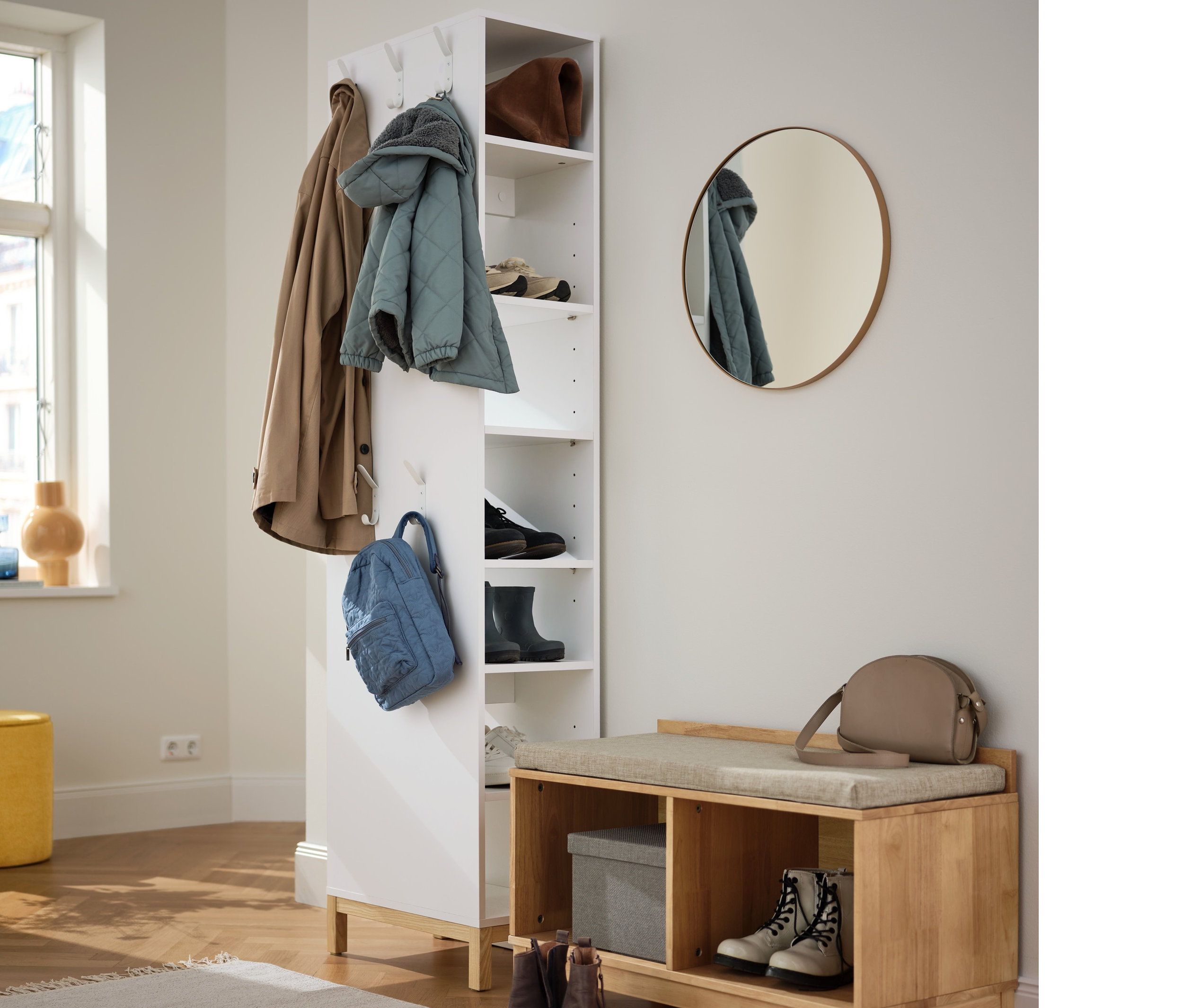 Eingangsbereich mit weißem Schuhregal mit Regalen, Haken und Sitzbank mit Stauraum.