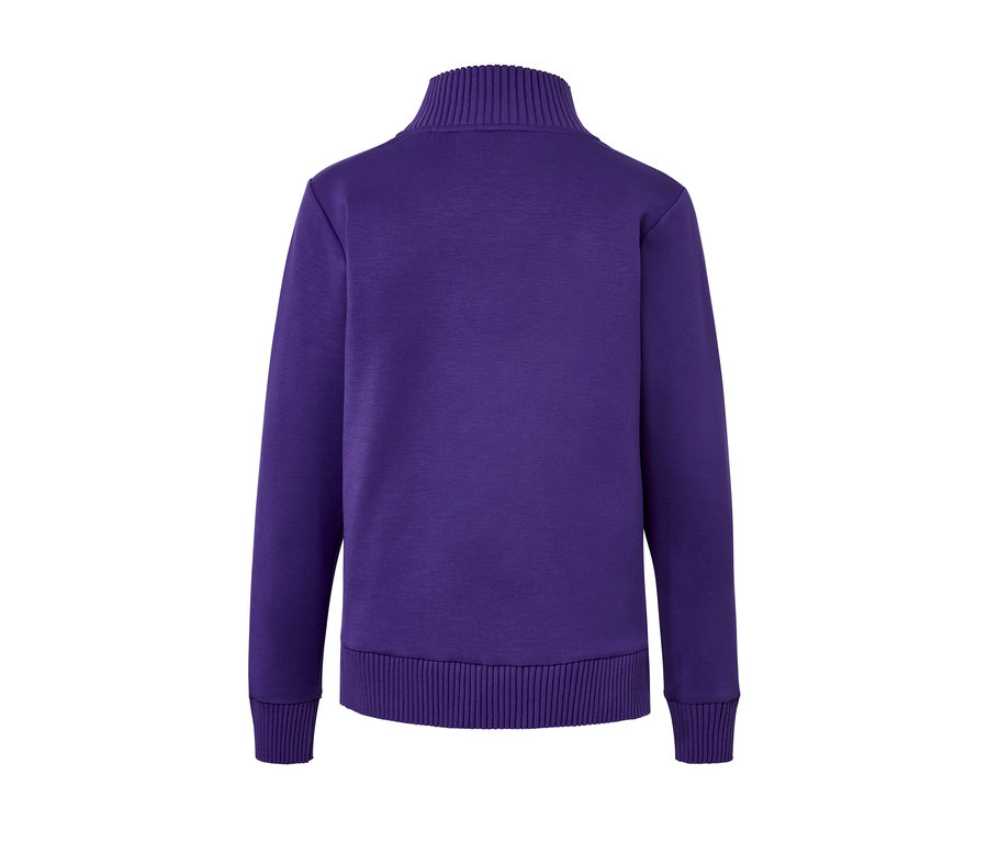 Lila Sweatshirt mit Stehkragen.