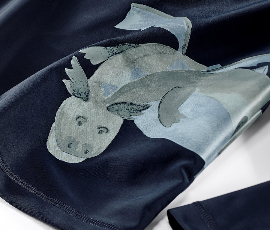 Detailaufnahme eines Kinder-Kombis mit UV-Schutzfaktor 80, Drache.