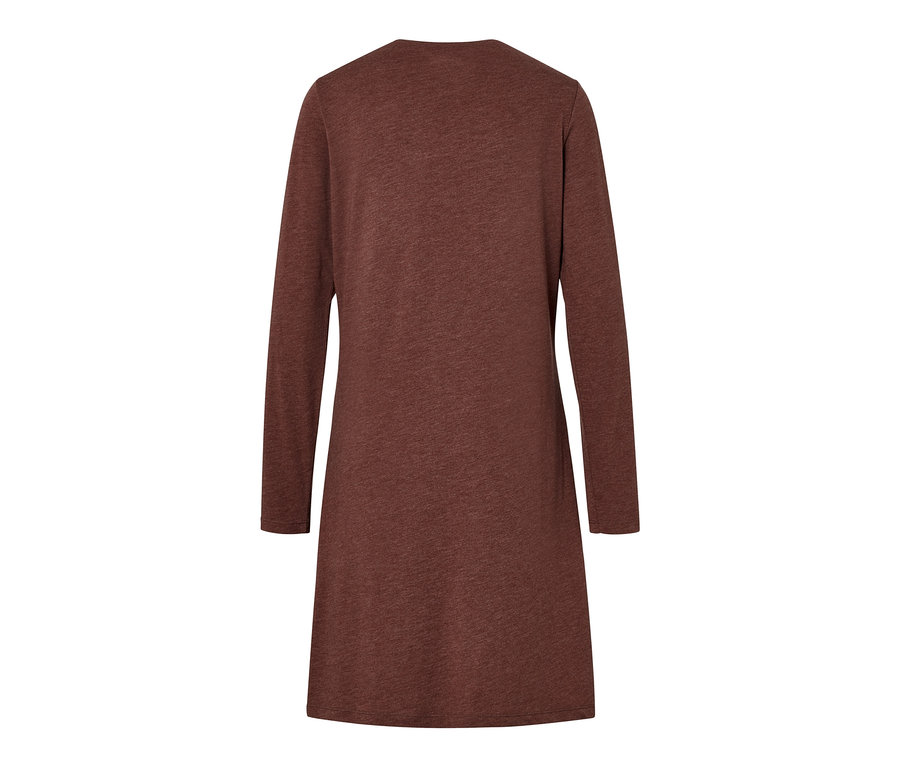 Braunes Nachthemd mit langen Ärmeln.