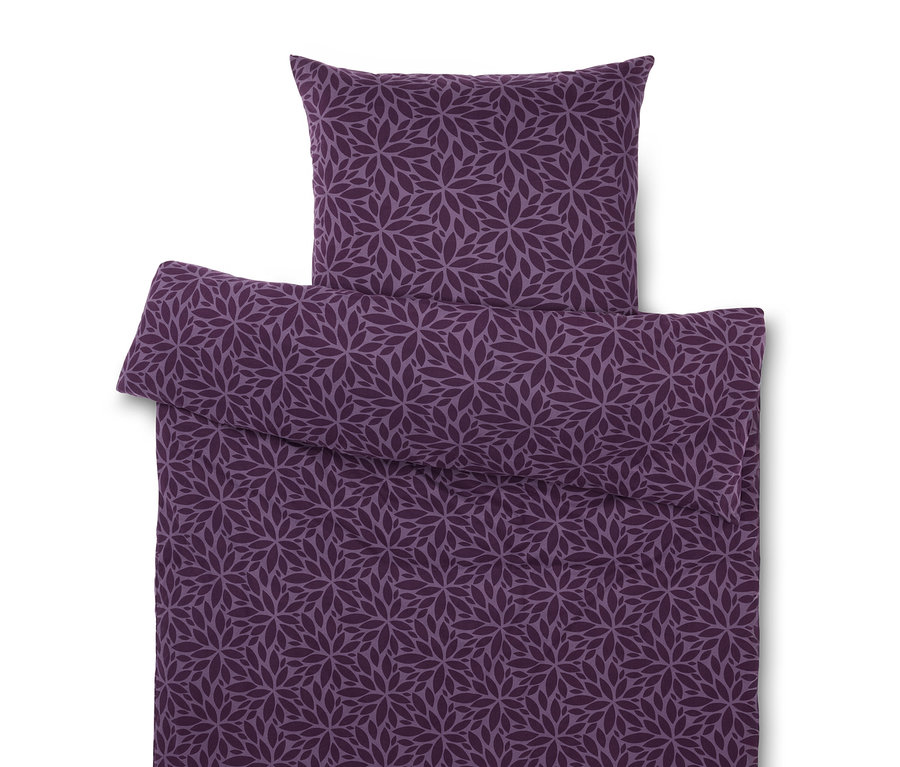 Lila Bettwäsche mit Blumenmuster.