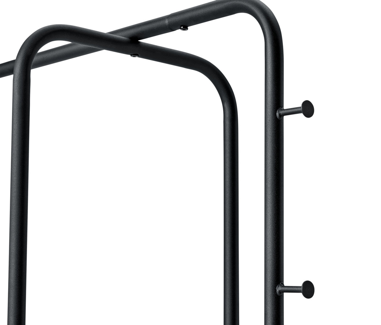 Detail einer schwarzen Metallgarderobe. Im Fokus die Standgarderobe auf Rollen mit großem Spiegel.