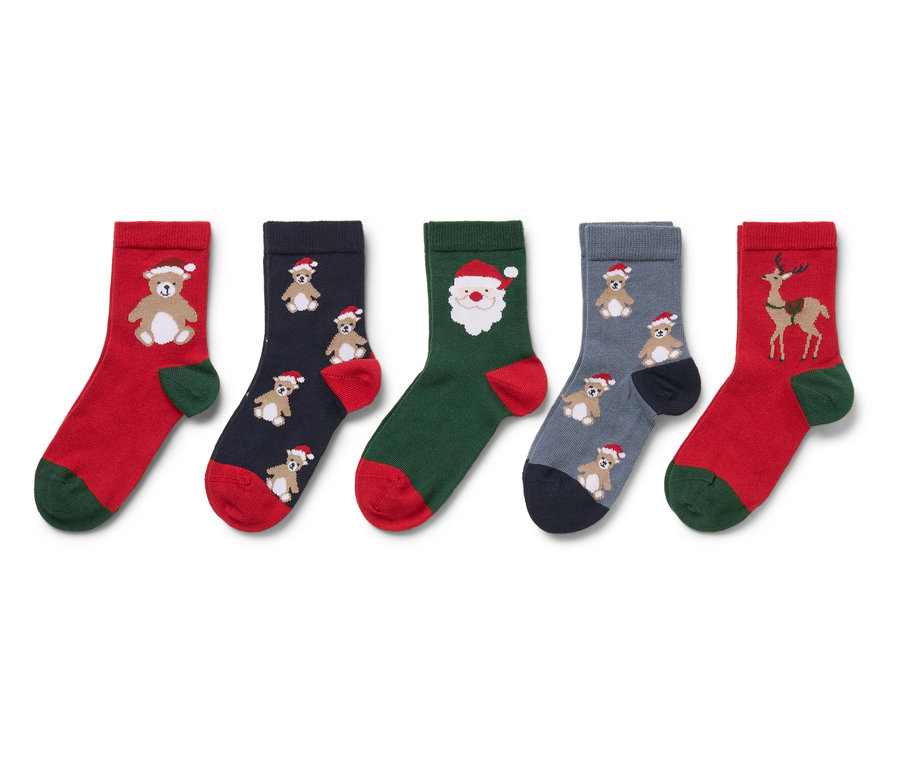 Fünf Paar Kinderweihnachtssocken mit verschiedenen Motiven: Teddybär, Weihnachtsmann und Rentier.
