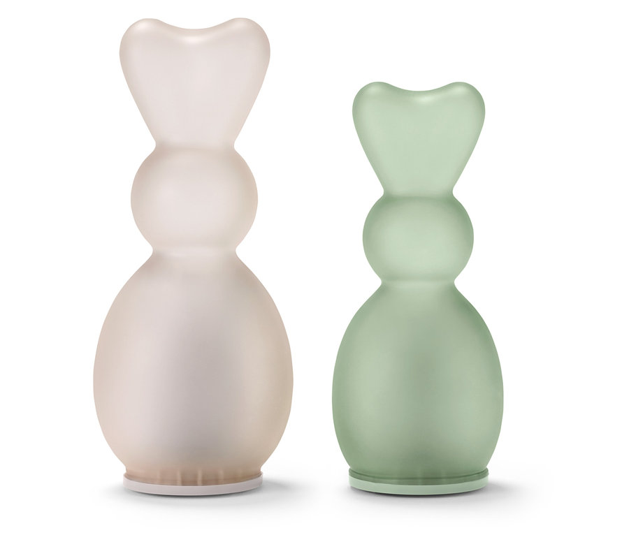Zwei dekorative Glasfiguren in Hasenform, eine rosa, eine grün.
