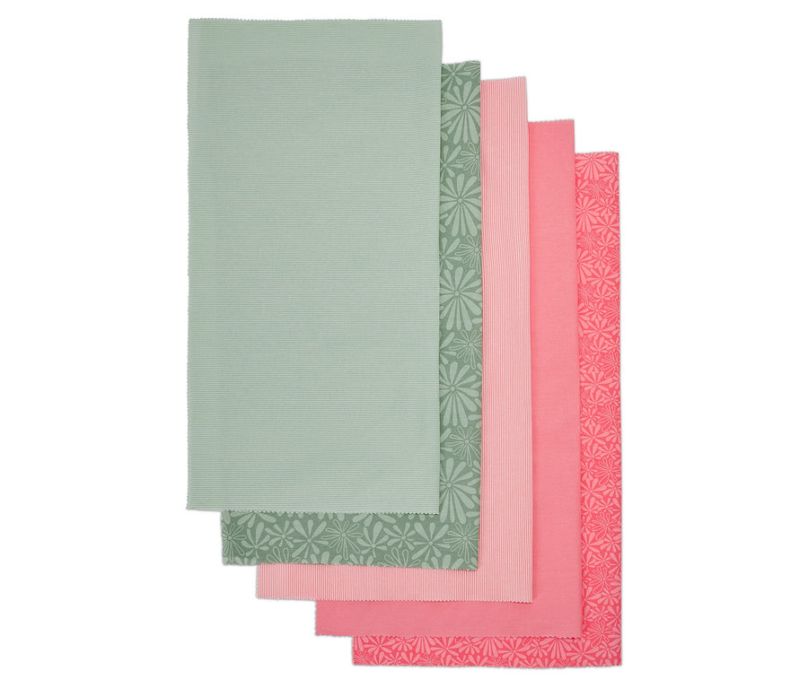 Detail eines Stoffsets mit fünf Stoffstücken in verschiedenen Farben und Mustern.