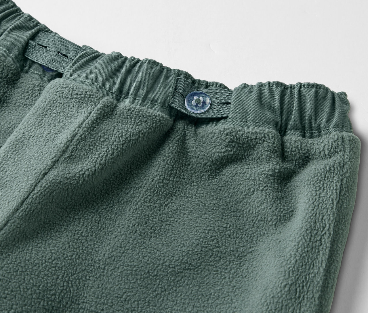 Detailaufnahme einer Kinder-Outdoorhose.