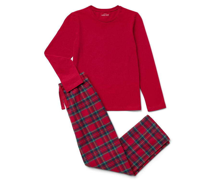 Ein roter, langärmliger Schlafanzug und eine karierte Hose liegen auf einem weißen Hintergrund.