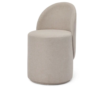 Beiger Stoffstuhl mit rundem Sitz und halbkreisförmiger Rückenlehne.