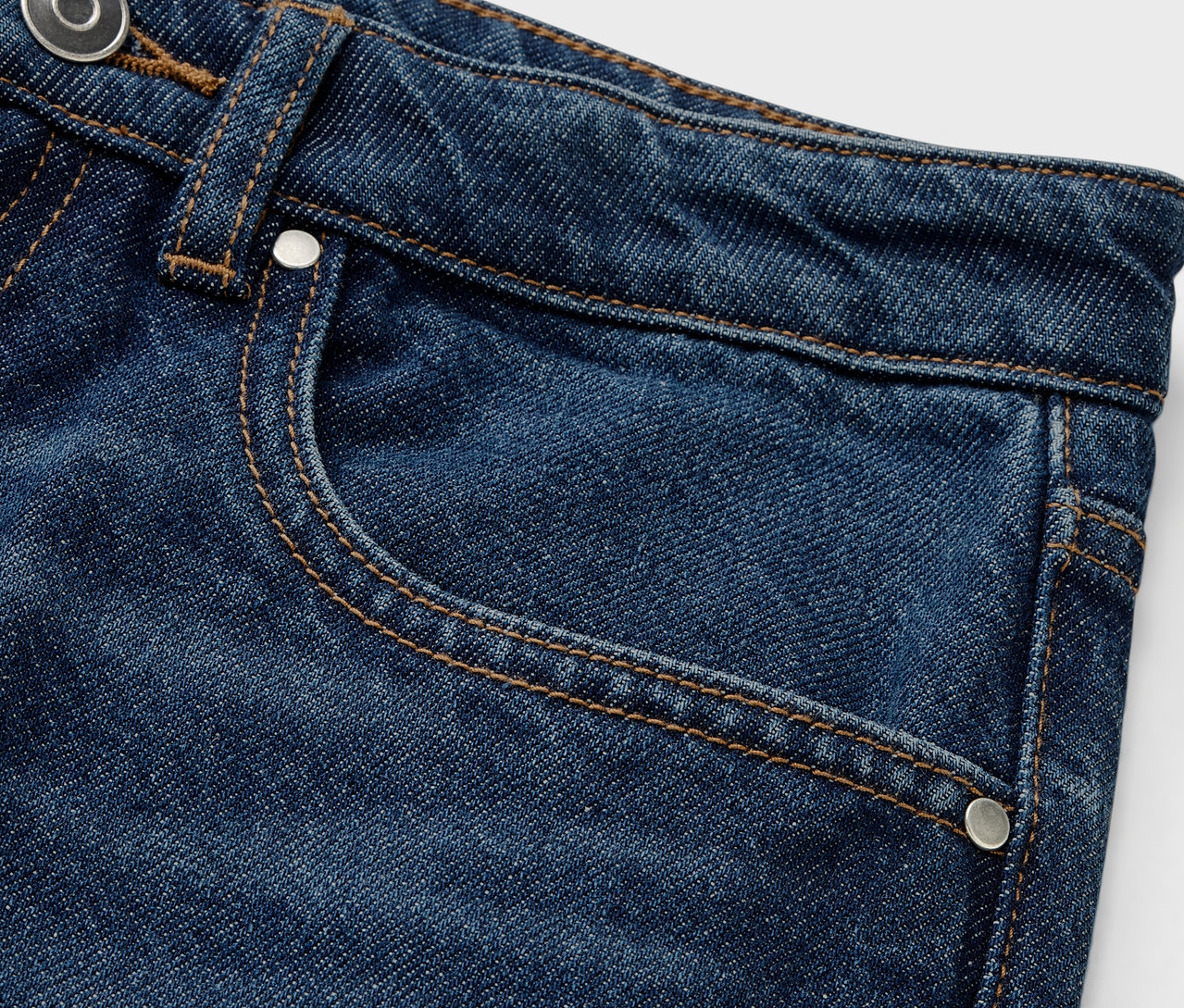 Detailaufnahme einer Kinder-Jeans – Passform »Leon«.