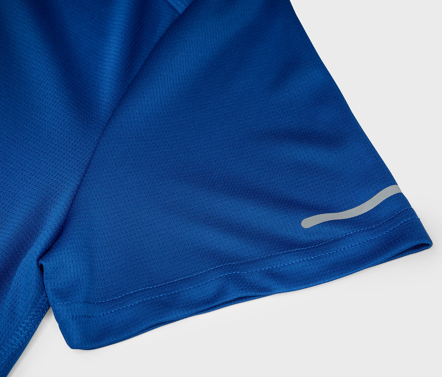 Detailaufnahme eines blauen Sport-T-Shirts mit kurzem Ärmel und reflektierendem Streifen.