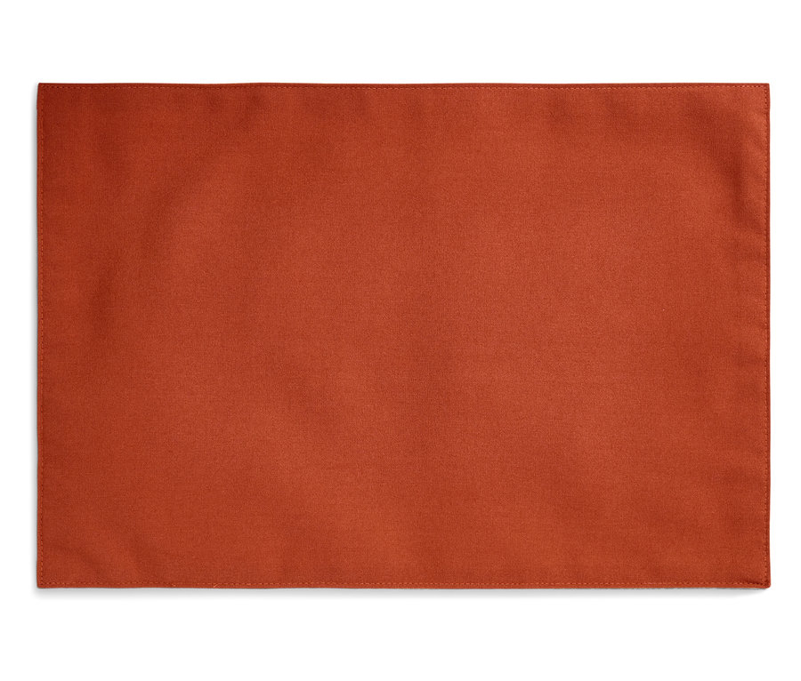 Orangefarbener Tischset mit genähten Kanten.