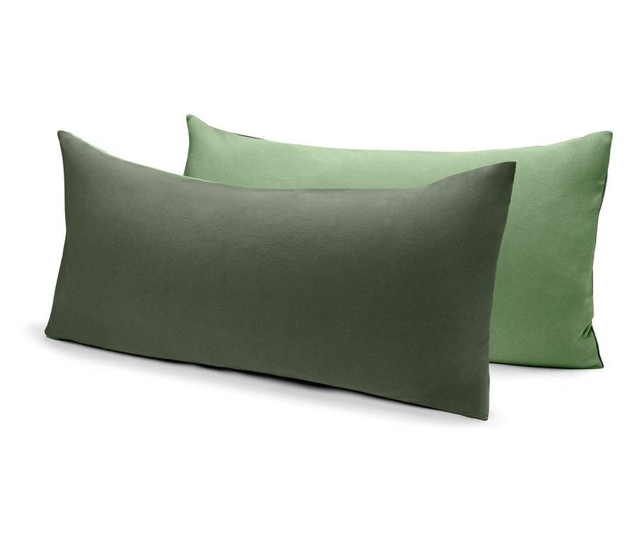 Zwei grüne Jersey-Kopfkissenbezüge.