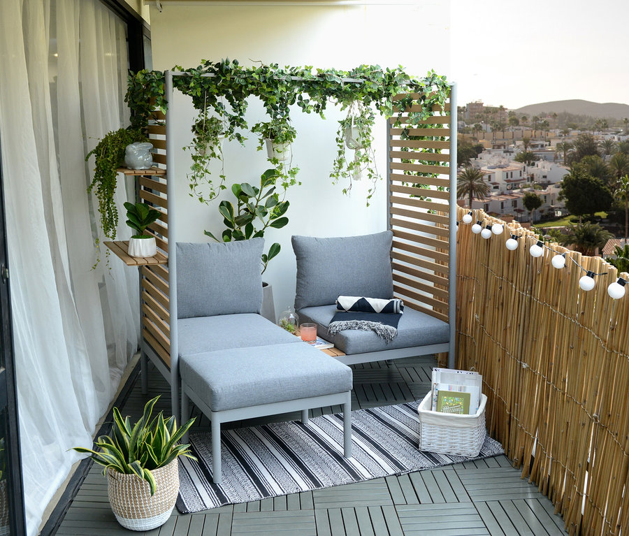 Graue ScanCom Outdoor-Lounge mit Fußhocker auf einer Terrasse.