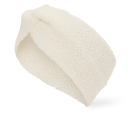 Nahaufnahme eines cremefarbenen Fleece-Stirnbandes auf weißem Hintergrund.